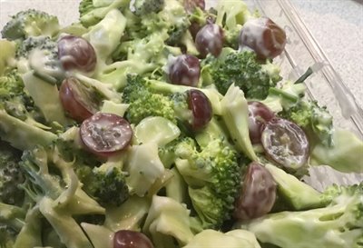 Salade de brocoli et raisins frais