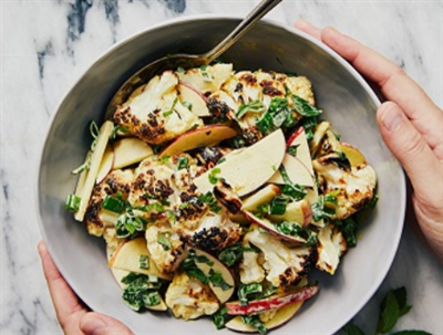 Salade de chou-fleur r&#244;ti, cari et pomme